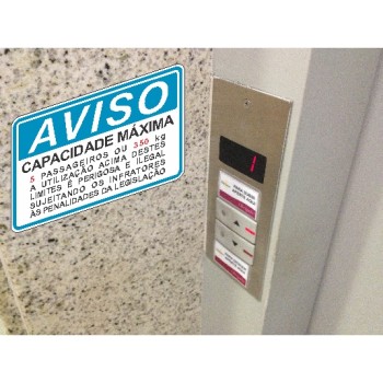 Antes de entrar verifique se que o elevador encontra-se parado neste andar